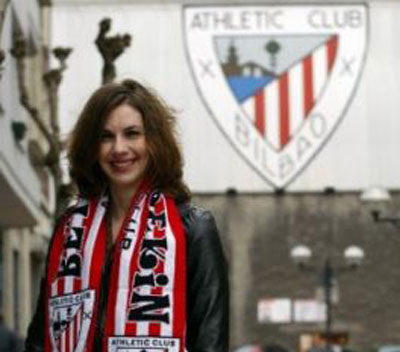Mariann Vaczi posa con una bufanda del Athletic con el estadio de San Mamés al fondo (foto CorreoMitxelAtrio)