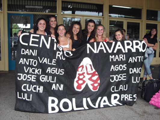 Bolivarreko Nafar Etxeko dantza taldeko kide batzuk