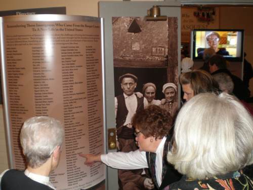 Numerosos miembros y familias de la comunidad vasca de Boise han contribuido a la exposición. El día de la inauguración, muchos reconocían sus nombres o los de sus familiares en los distintos paneles (foto EuskalKultura.com)