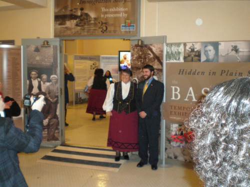 A la puerta de la muestra, en un receso del programa, Patty Miller, directora del Museo Vasco de Boise y responsable de la muestra; junto a Michael Vogt, director del proyecto (reportaje fotográfico EuskalKultura.com)