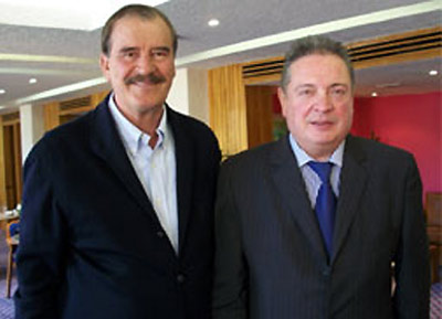 Vicente Fox Mexikoko presidente ohia [Donostian sortua du ama buruzagi mexikarrak, Mercedes Quesada] eta Julian Celaya, Jaurlaritzako Herritarrentzako eta Euskal Gizataldeentzako zuzendaria, Mexikon egindako bilkuran