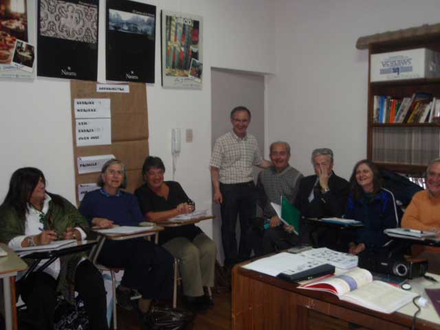 El escritor euskaldun Xamar con alumnos de Euskaltzaleak durante su vista a Argentina en 2009 (foto EuskalKultura.com)