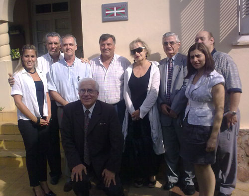 La Delegada Cortajarena con el presidente y miembros de la Comisión Directiva de la Euskal Etxea Jasone de Asunción durante su visita al centro vasco paraguayo.