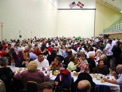 Vista del frontón del Basque Cultural Center de San Francisco durante una de las comidas populares de anibversario de la institución (foto EuskalKultura.com)