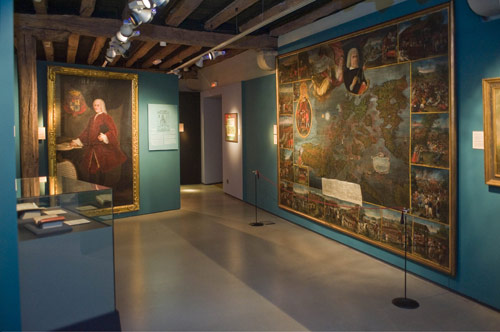 Vista de “Los vascos y el Pacífico”. A la derecha, el cuadro “Defensa de Filipinas por Simón de Anda”, propiedad del Museo de Bellas Artes de Alava, que podrá verse hasta el 3 de marzo en Untzi Museoa-Museo Naval