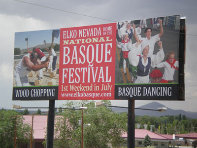 Panel a pie de carretera, sobre la interestatal 80, que anuncia a los visitantes los atractivos turísticos de la presencia vasca en Elko (foto EuskalKultura.com)