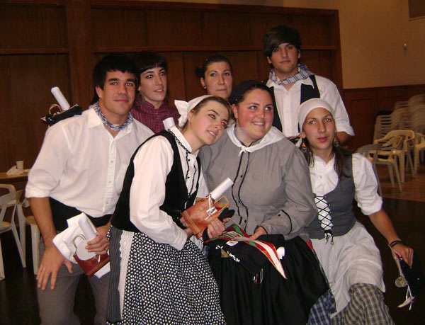 Participantes en el 'Hator Hona' del pasado año, con diplomas, camisetas y regalos que les entregaron el último día, poco antes de finalizar el programa. Algunos de ellos, como es habitual cada año, se quedaron por su cuenta algunos días más en Argentina