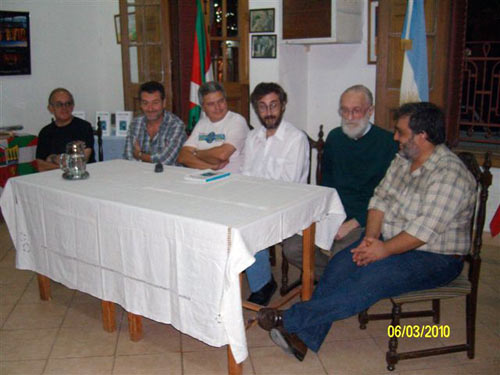 Miembros y dirigentes del 'Arturo Campion' durante la reunión del pasado fin de semana. De izda a derecha, Juan Carlos Ibarrola, Sergio Rekarte, César Arrondo, Eduardo Torry, Mikel Ezkerro y Carlos Martínez.