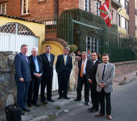 Julián Celaya (el primero por la izquierda) junto al Delegado de Euskadi Iñaki Martínez (segundo por la derecha) y otros representantes en el exterior de la sede del Centro Vasco de Bogotá
