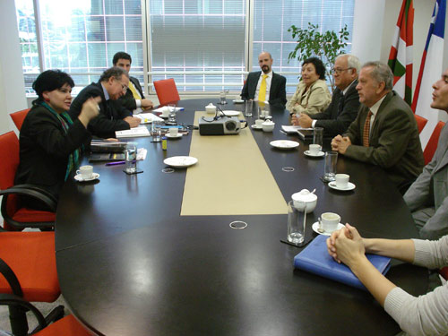 La reunión supuso una primera toma de contacto de Eusko Etxea de Viña-Valparaíso con la nueva delegada de Euskadi en Chile y Perú, Ana Urchueguía
