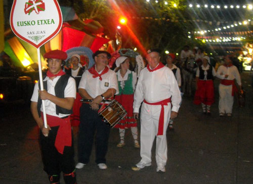 Representación vasca en el Carrusel del Sol, con dantzaris, música en vivo, carruaje, y sobre todo mucho orgullo por presentar como contribución en el año del Bicentenario a tres activas generaciones que continúan en San Juan la larga cadena vasca