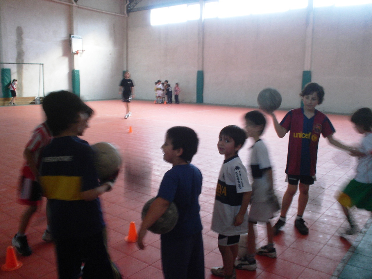Niños entrenando en la Escuela de Fútbol Athletic Club de Bilbao de la ciudad de La Plata (foto EE)