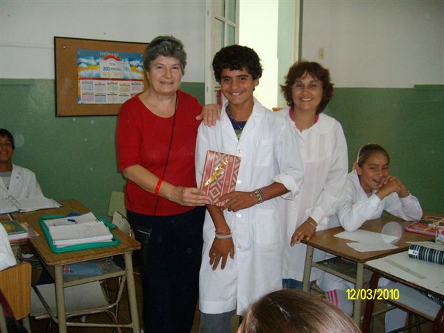Ricardo Young, uno de los ganadores, junto a su profesora y a la responsable de la Biblioteca "Eusko Txokoa" María Ester Arrondo (foto EE)