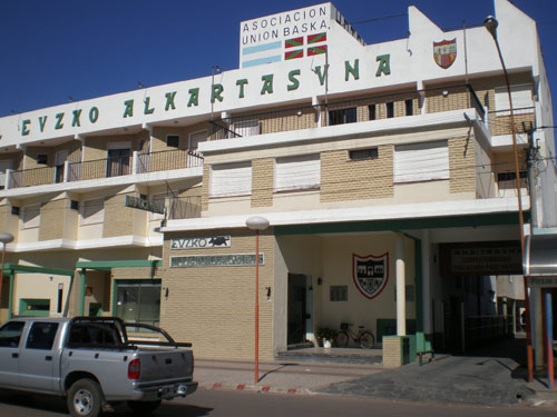 Fachada del Hotel Euzko Alkartasuna de Macachín, en la argentina provincia de La Pampa (foto EuskalKultura.com)