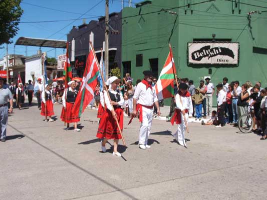 Durante el desfile de la Fiesta Nacional del Potrillo, los vascos llevaron la ikurriña y la bandera argentina por las calles del Cnel. Vidal (foto EE)