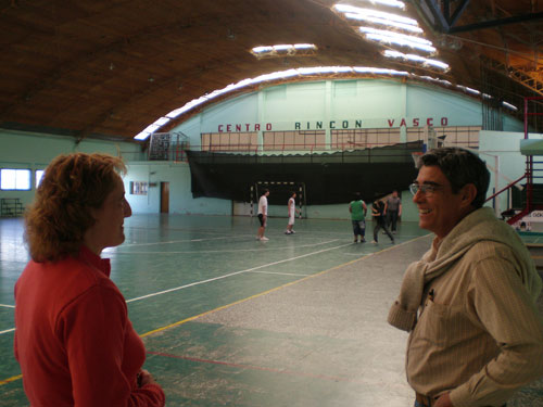 Cancha de fútbol de salón del CV Euzko Txokoa-Rincón Vasco de Gral Acha. A la izquierda, Valeria García Oyarzabal, miembro de la Subcomisión de Cultura y a la derecha, Luis Obieta, presidente e impulsor cultural del centro (foto EuskalKultura.com)