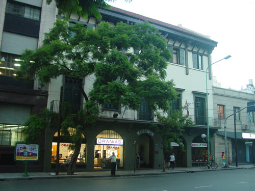 El edificio del Centro Laurak Bat, en la porteña Avenida Belgrano 1144 (foto EuskalKultura.com)