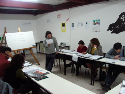 Clase de Euskera en el Centro Vasco 'Denak Bat' de Mar del Plata, Argentina, en una imagen de archivo (foto EuskalKultura.com)