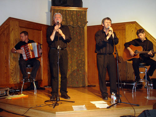 Al micrófono, Peio (a la izquierda) y Pantxoa (derecha), en su actuación de Chino el pasado viernes 26 de marzo (foto Jenny Zinbel)