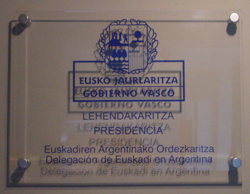 Imagen de archivo de la placa que anuncia en Buenos Aires la Delegación de Euskadi en Argentina (foto EuskalKultura.com)