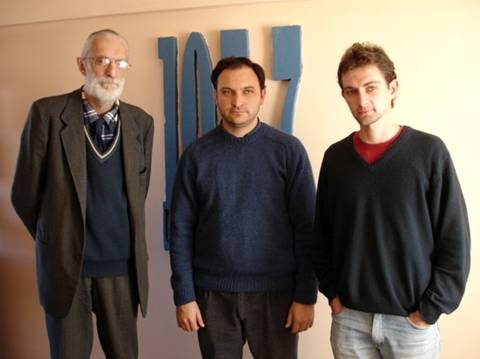 El equipo de Presencia Vasca: Mikel Ezkerro, columnista y comentarista; Federico Borrás Alcain, director y locutor; Sandro Lenart, técnico