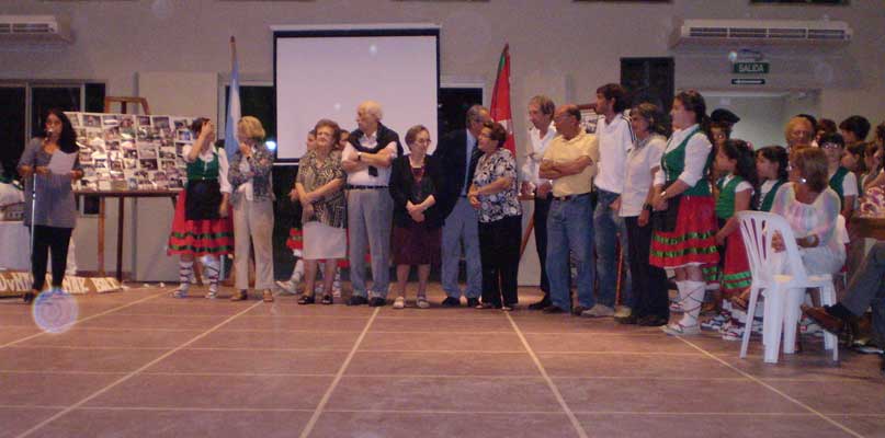 Miembros de Itxarkundia y Ugarritzak junto a Alicia Azarola y Marilín Bóveda en el momento en que se les bailó el aurresku (foto EuskalKultura.com)