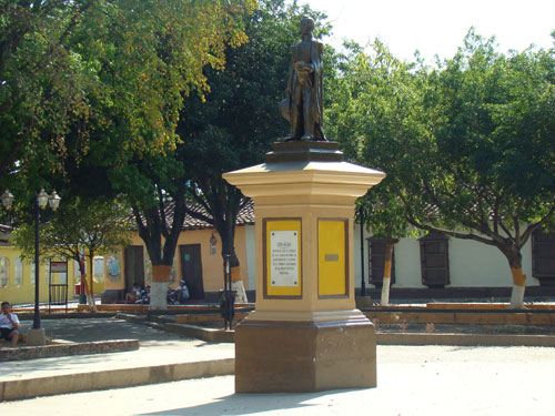 Venezuelan, San Sebastian de los Reyesko plaza nagusia, egun Simon Bolibarren plaza deitzen dutena. Bertan afusilatu zuten 1814an Guillesmo Zarrasqueta bilbotarra (argazkia 1814)