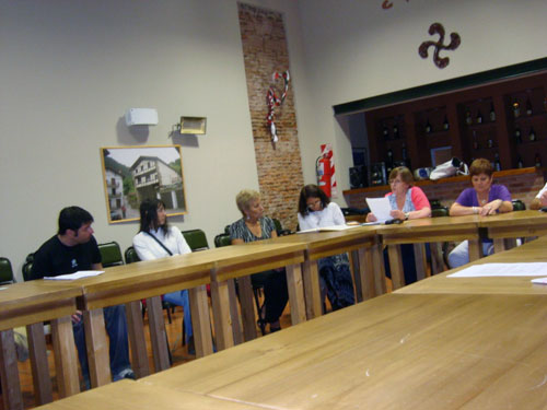 La Asamblea General Ordinaria de Arrecifes, con la reelegida secretaria Marta Abarrategui leyendo a los presentes un escrito