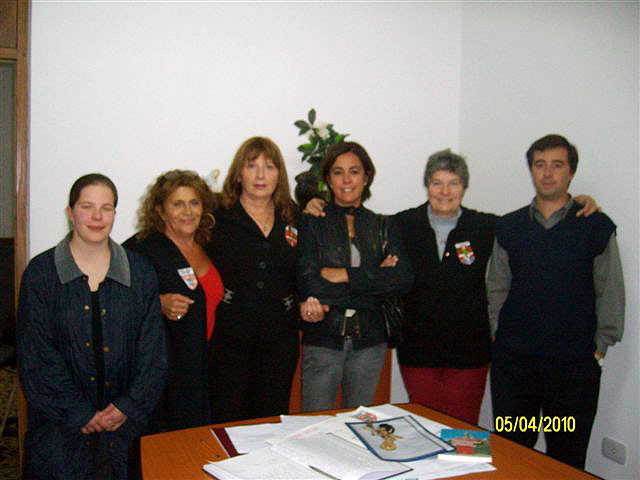 La presidenta y miembros de la nueva Comisión provisional del Centro, junto a María Ester Arrondo, representante del CV de Laprida (foto cortesía de María Ester Arrondo)