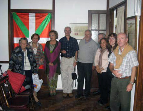 La delegada Cortajarena junto a las autoridades del Denak Bat marplatense durante su visita a la entidad