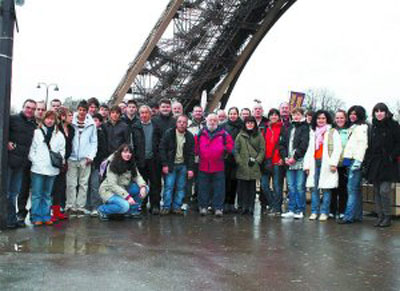 Miembros de la formación coral y acompañantes, a los pies de la Tour Eiffel (foto EMKE-DV)