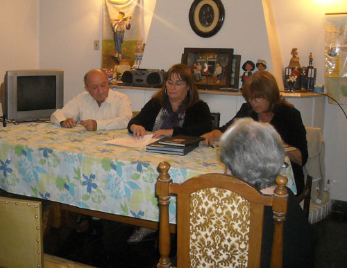 De izquierda a derecha, Esteban Marticorena, presidente de Eusko Etxea de San Juan; la vocal Prof. Cristina Hornilla y Cristina Ripoll de Cuadra, secretaria (foto Carina G. Oyola Alvarez)