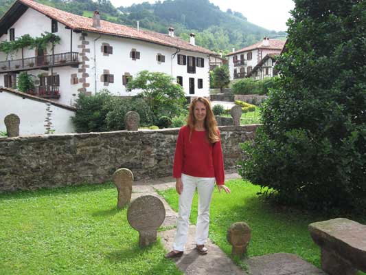 Graciela Iriondo visitando el pueblo de Etxalar, en Navarra