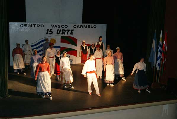 Ekin Dantzari Taldea bailó junto a los dantzaris de Ibai Ondoko Etxea en el Teatro Uama de Carmelo