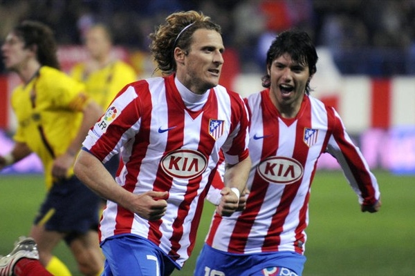 Diego Forlán (a la izquierda), junto a Sergio Aguero (foto Apuestas.pro)