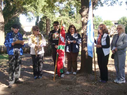 Socios del centro Euskaldunak Denak Bat de Arrecifes conmemoraron el Bombardeo junto al retoño del roble de Gernika