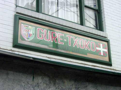 Placa exterior en la fachada del Centro Vasco Gure Txoko de Sydney, en Australia (foto EuskalKultura.com)