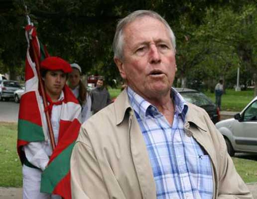 Felipe Muguerza, presidente de Euzko Etxea de Necochea, pronunció unas palabras en la celebración del Aberri Eguna 2010