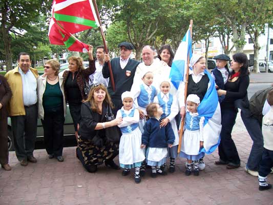 La nueva comisión de Gure Etxe Maitia de Olavarria celebró el Aberri Eguna (foto gentileza de María Ester Arrondo)