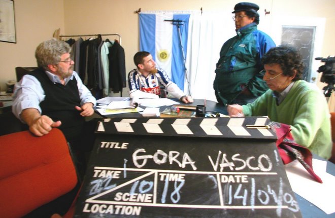 Escena perteneciente al rodaje de 'Gora Vasco1'. Roberto Arizmendi, director del film, es el primero por la izquierda.