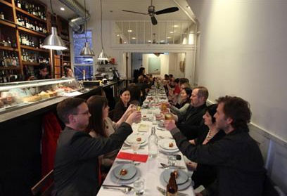 Cena de despedida con amigos hace dos semanas en el Txori. Tras ello, ayer fue el último día en que el establecimiento permaneció abierto, todo el día, en una última despedida de amigos y clientes, de clientes y amigos.