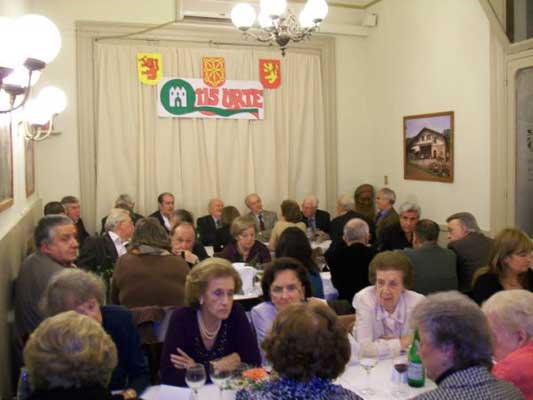 Iparraldeko Euskal Etxeko kide eta lagunek etxeko 115. urtemuga ospatu zuten afari batekin