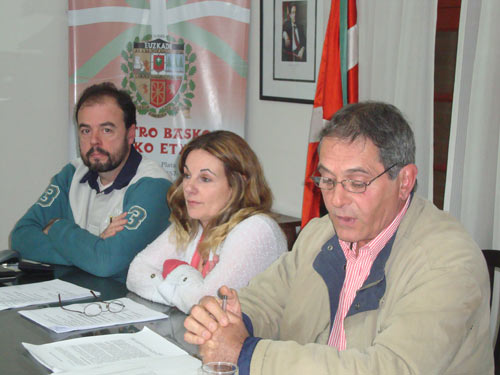 Algunos de los miembros de la nueva Comisión Directiva de Euzko Etxea de La Plata. De izquierda a derecha, Sergio Ochotorena, protesorero; Patricia Pulido, tesorera; y Javier Clúa, presidente (foto EE)