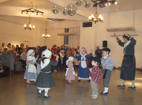 El grupo de dantzaris txikis de La Plata en plena actuación. Bailó 'Ipurdi dantza', fandango y arin-arin, con la guía de Elena Bilbao y al compás del acordeón de Xabier Aramayo