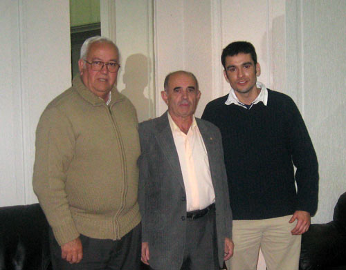 El presidente de Eusko Etxea de Valparaíso, Archibaldo Uriarte; Ricardo Basterra, presidente de FEVA; y Francisco Pinedo, participante del programa Euskara Munduan, durante la visita de Basterra a Viña-Valparaíso.