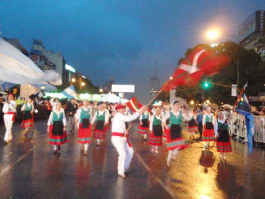 Los vascos participaron en el desfile de colectividades en el marco de los festejos por el Bicentenario de la Revolución de Mayo (foto EuskalKultura.com)