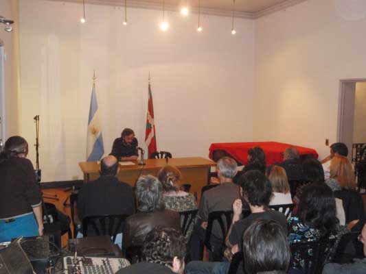 En el marco de los festejos por el bicentenario, el sociólogo Eduardo Torry dio una charla en Euskaltzaleak (foto EuskalKultura.com)