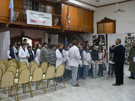 Centenares de alumnos de distintas escuelas recorrieron la muestra sobre inmigración en la sede del centro Beti Aurrera