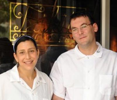 Alexandra y Eder, a la puerta del restaurante 'Txikito' (foto El Correo)