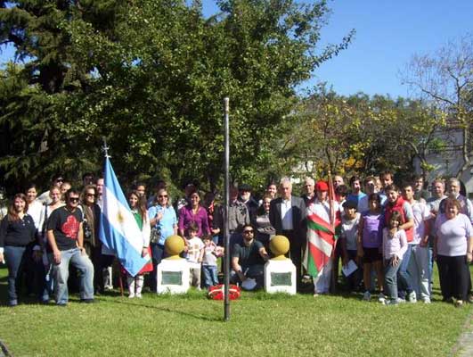 Miembros de la Euskal Etxea Zingirako Euskaldunak de Chascomús conmemoraron el Bombardeo de Gernika (foto EE)